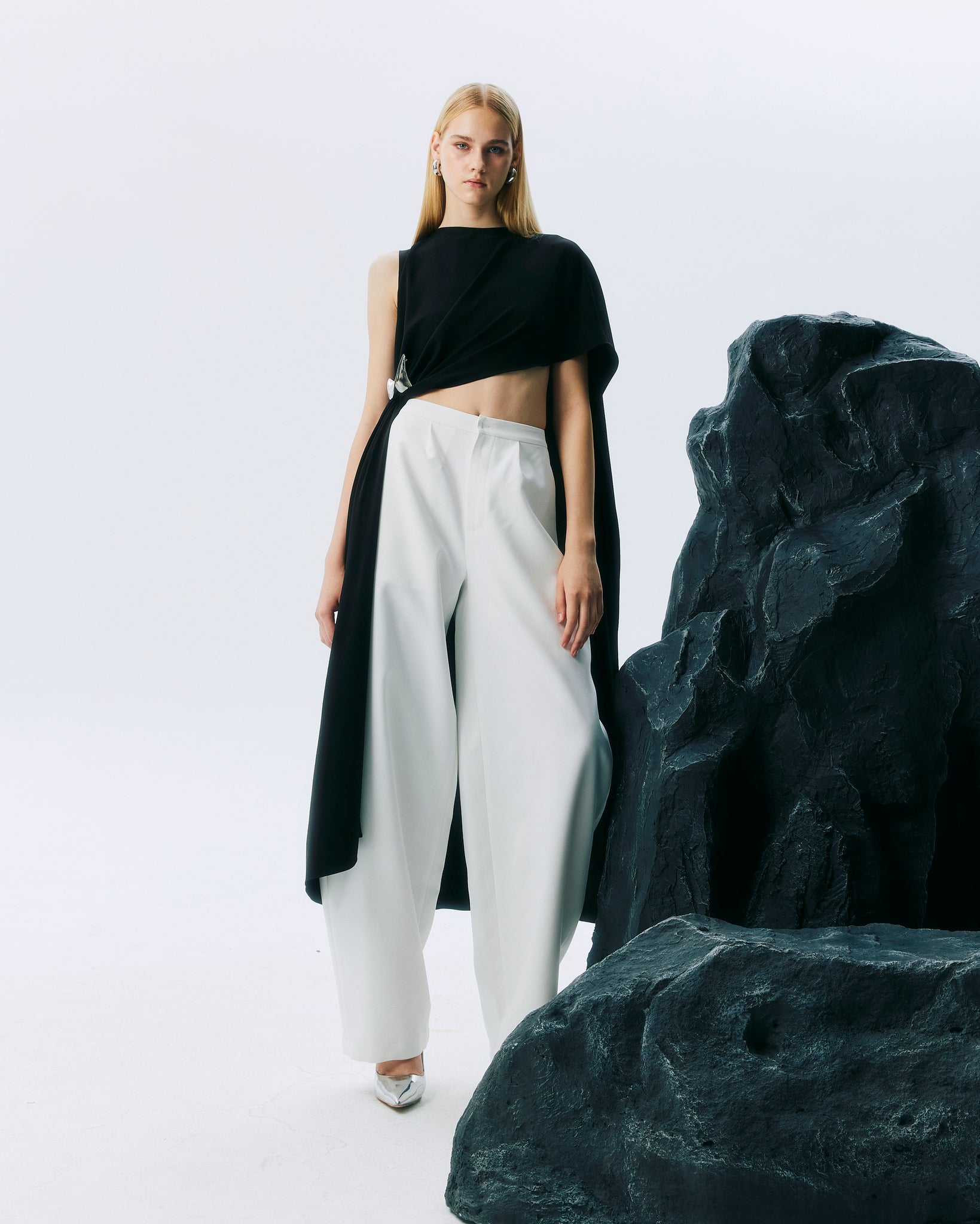 NICHP : Meteora Collection : Tessa Top เสื้อปิดแขนหนึ่งข้าง