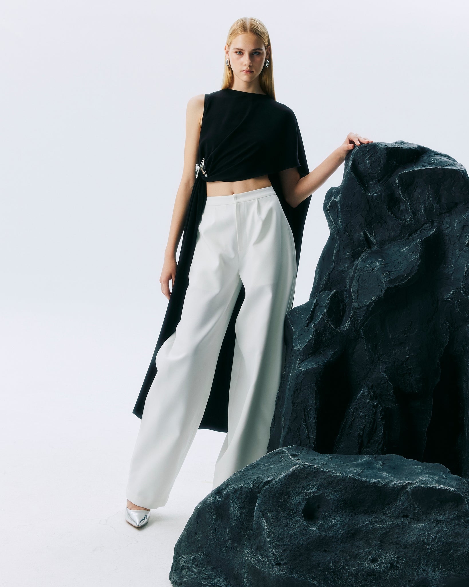 NICHP : Meteora Collection : Tessa Top เสื้อปิดแขนหนึ่งข้าง