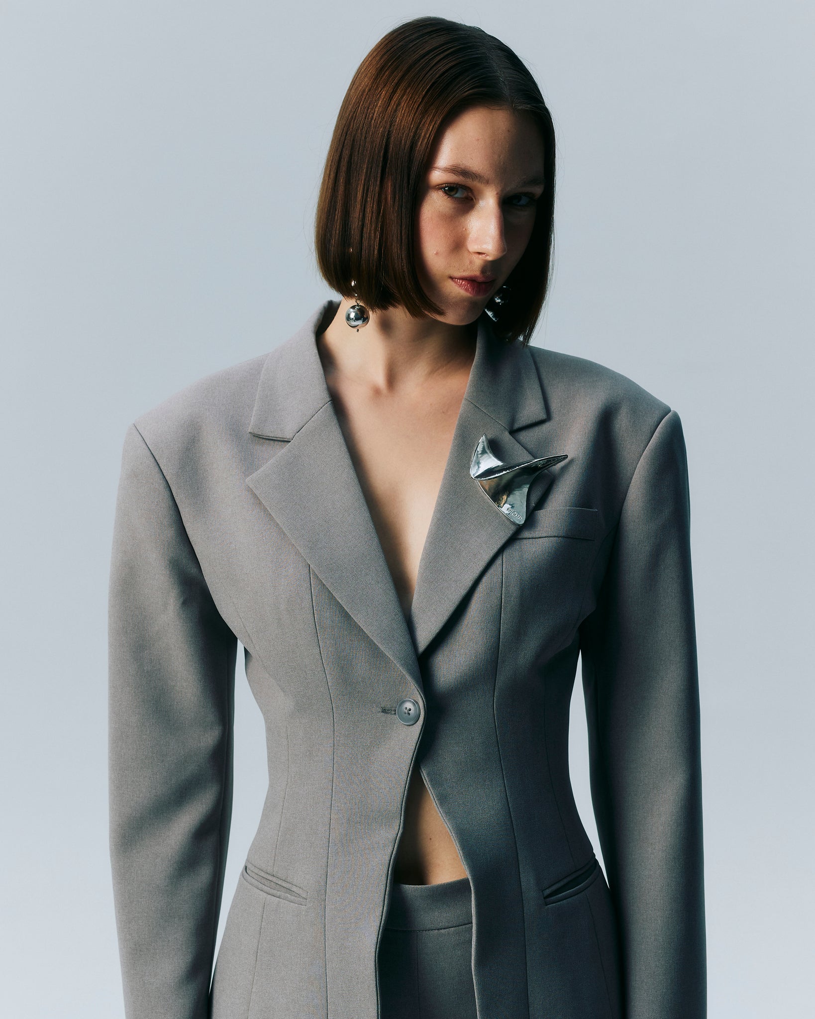 NICHp : Meteora Collection : Rita suit สูทไหล่โอเวอร์ไซส์ เอวคอด ตกแต่งด้วยอะไหล่สีเงิน