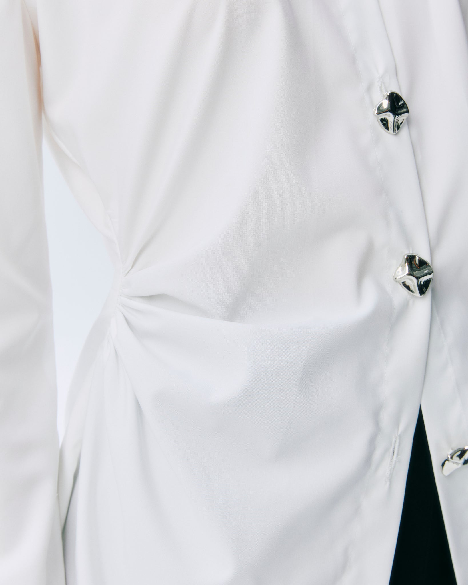 NICHP : Meteora Collection : Ravina Top เชิ้ตแขนยาว กระดุมอะไหล่เงิน