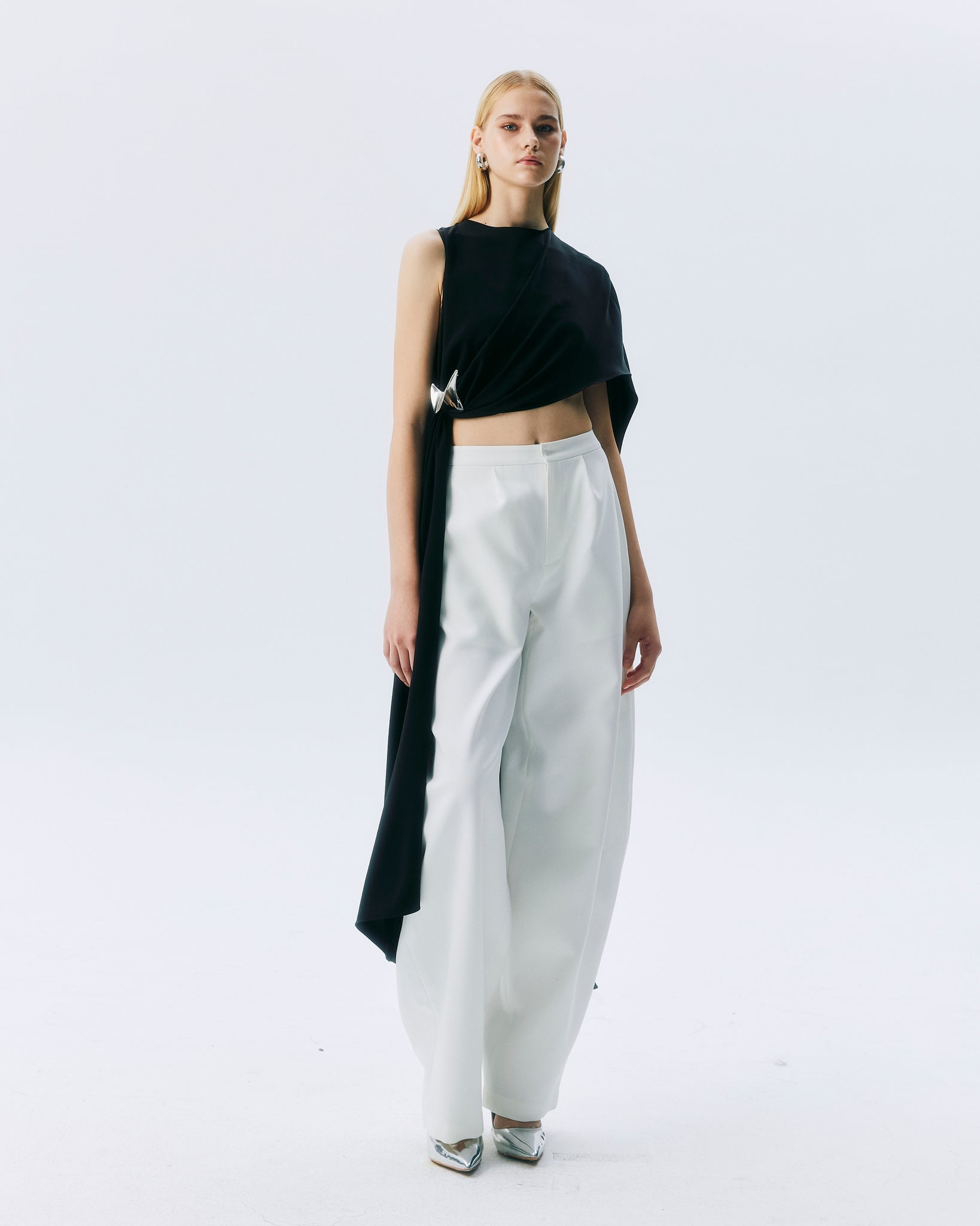 NICHP : Meteora Collection : Tessa Top เสื้อปิดแขนหนึ่งข้าง
