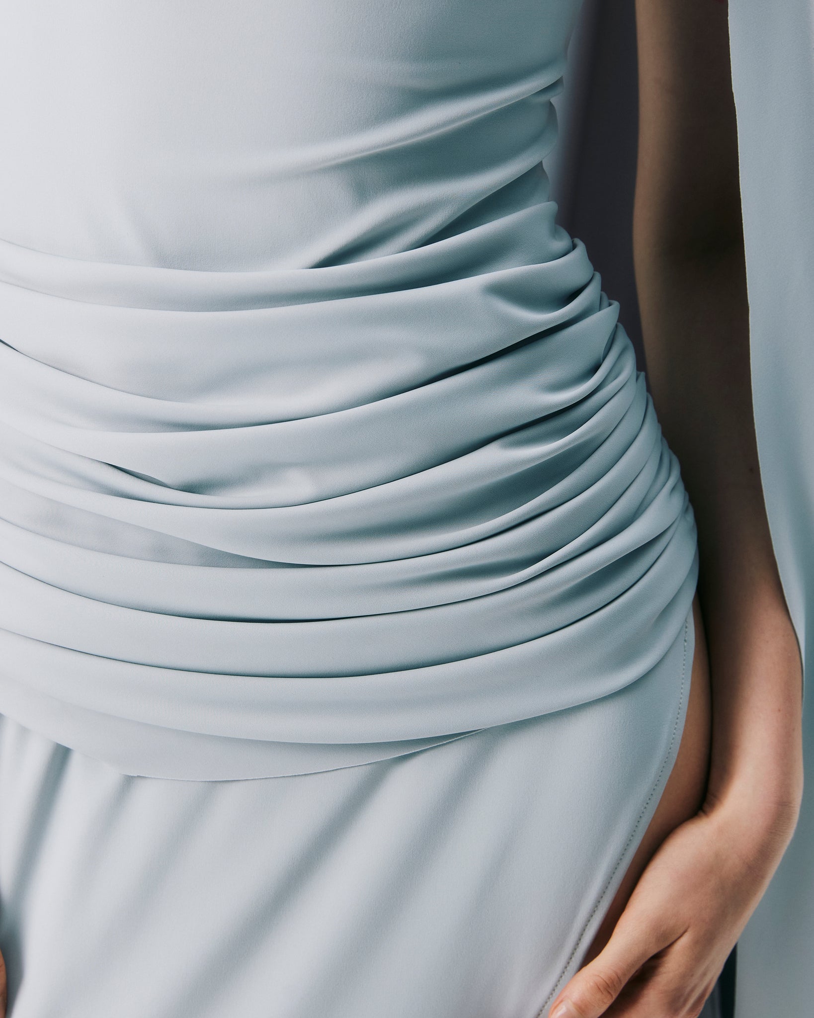 NICHP : Meteora Collection : Evora Dress เดรสผ้ายืดแขนสั้น จับเดรปช่วงเอว และมีผ้าตกแต่งไปด้านหลัง