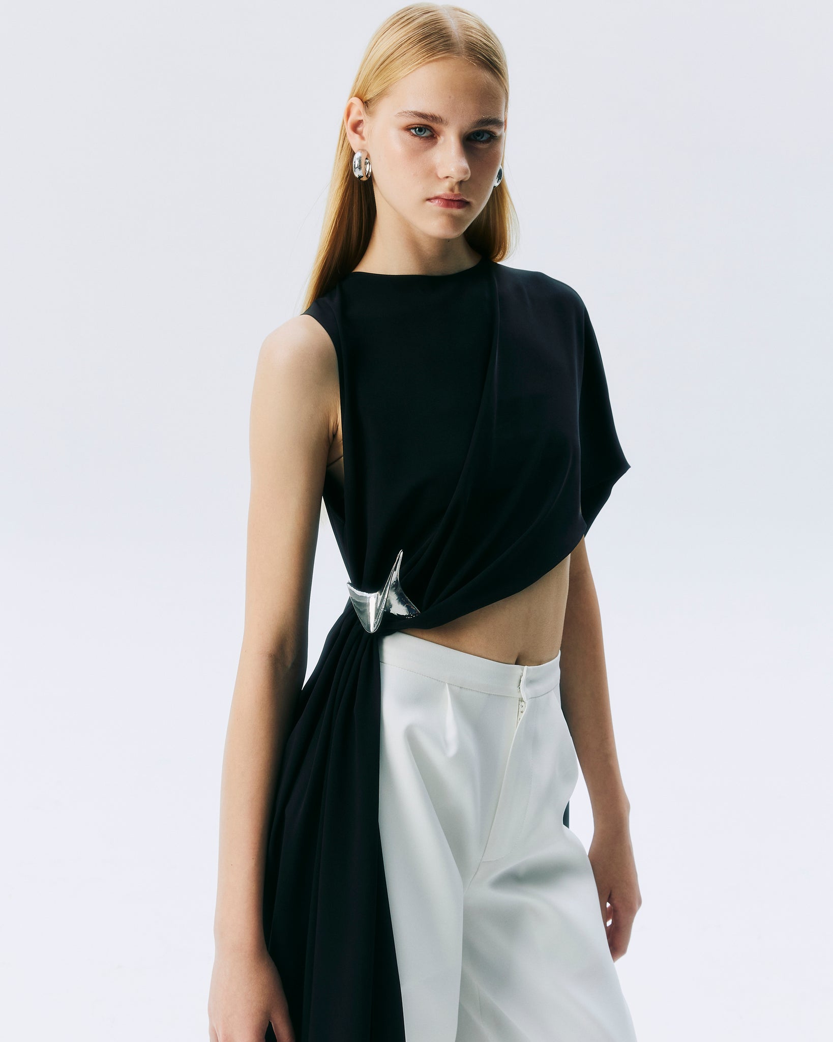 NICHP : Meteora Collection : Tessa Top เสื้อปิดแขนหนึ่งข้าง